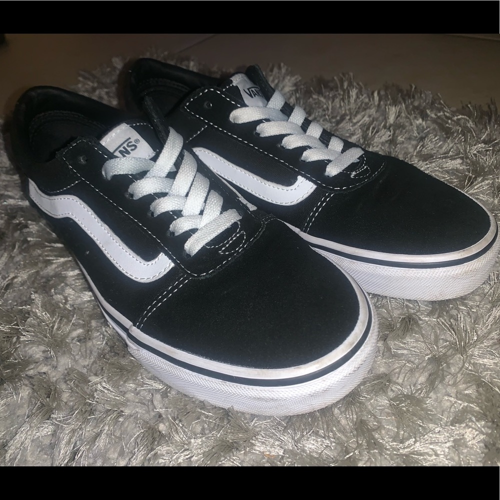 LIKE NEW 👾Vans low tops black & white. W Size 7.5